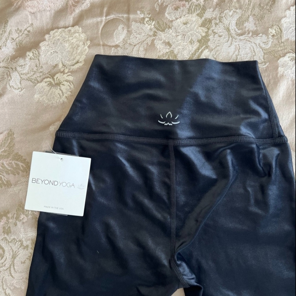NWT Beyond Yoga Black S Leggings